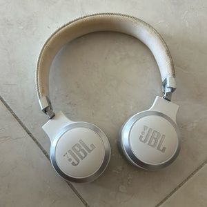 JBL live 460NC on ear headphones, white